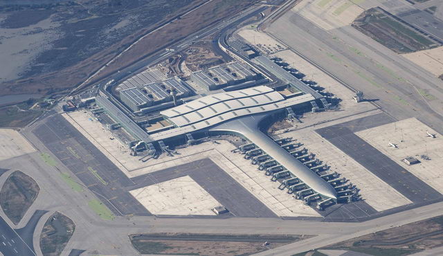 Fotografia aria de les obres de la nova terminal 1 de l'aeroport de Barcelona-El Prat (Febrer 2009)